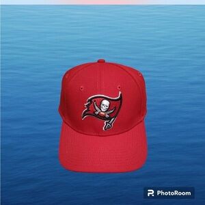 * Tampa Bay Buccaneers New Era 9fifty red velcro strapback hat